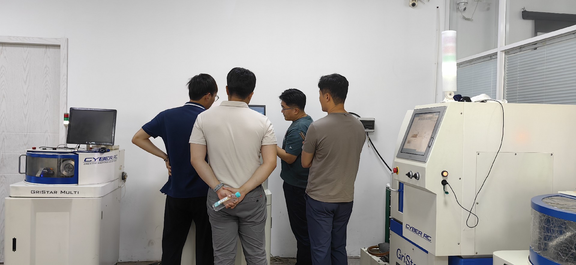韓國客戶來訪培訓(xùn)全自動(dòng)磨刀機(jī)使用